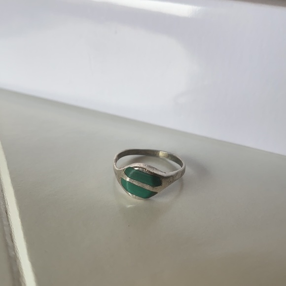 Genuine silver and turquoise hammered band ring - Picture 2 of 5